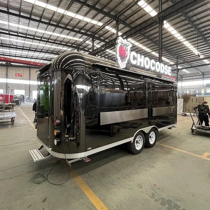 Trailer Airstream màu đen mờ