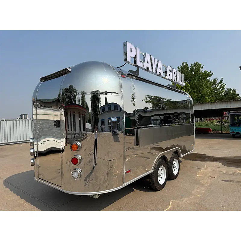 Trailer Airstream bằng thép không gỉ được đánh bóng bằng gương