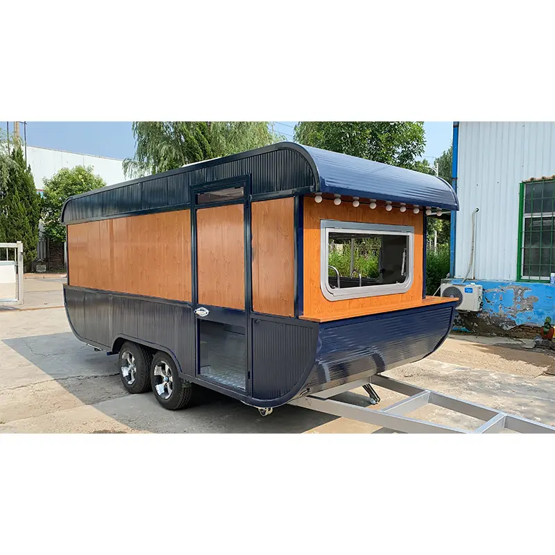 Trailer thực phẩm hình dạng tàu được sắp xếp hợp lý